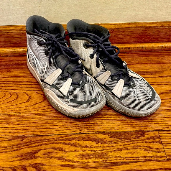 Nike Shoes Nike Kyrie Irving Basketball Shoes Boys Size 5 Youth